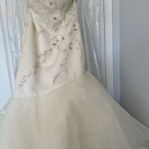 Elegant Ivory Wedding Dress with Delicate Embroidery